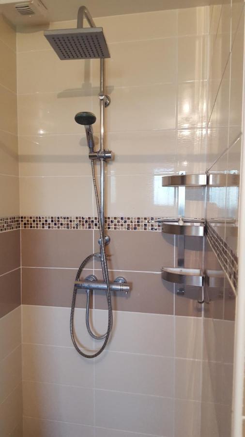 1 Chambre Privative Avec Bureau Et Cuisine Dans Maison 105 M2 Montfaucon Montfaucon  Buitenkant foto
